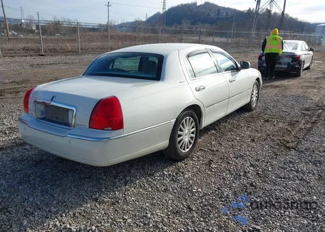 2003 Lincoln Town Car Signature z USA, uszkodzony, nr VIN 1LNHM82W23Y675356